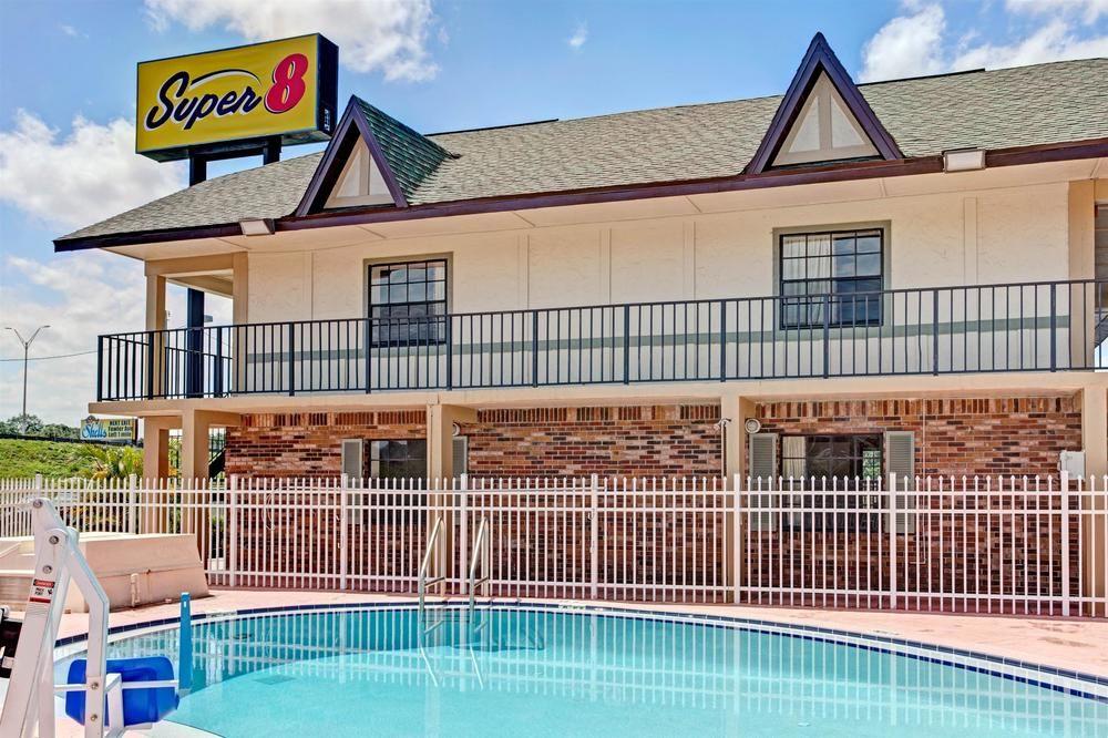 Americana Inn & Suites Lake Magdalene ภายนอก รูปภาพ
